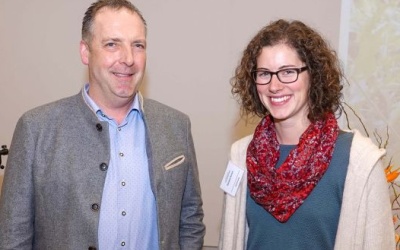 Foto: Peter Behrens Raphaela Gerlach, AdJ, wurde von den Staudengärtnern und speziell von Michael Moll herzlich bei der Wintertagung empfangen. Der BdS unterstützt das Netzwerk junger Staudengärtner der AdJ.