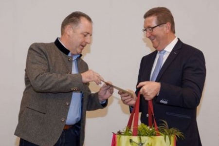 Der BdS-Vorsitzende Michael Moll überreicht dem BGL-Hauptgeschäftsführer Dr. Robert Kloos (r.) daher die BdS-Informationsbroschüre „Insektenmenü“ mit der dazu passenden mehrfachverwendbaren Tasche. Foto: Peter Behrens