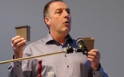BdS-Vorsitzender Michael Moll regte die einheitliche Nutzung von zertifizierten recyclingfähigen Töpfen für die Staudengärtner an. (Foto: Peter Behrens)