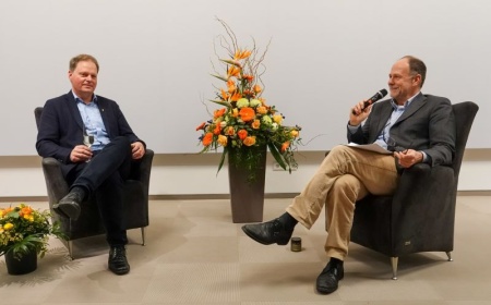In einem freundschaftlichen Fachgespräch ließ der Laudator Prof. Norbert Kühn das Leben und die Tätigkeiten von Prof. Cassian Schmidt Revue passieren und diskutierte mit ihm auch über die künftige Staudenverwendung in der Stadt.Foto: Peter Behrens